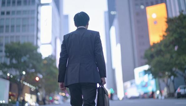 街中を歩くサラリーマン 街中を歩くサラリーマン の写真