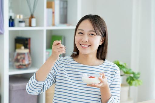 ヨーグルトを食べた若い女性 ヨーグルトを食べた若い女性 ヨーグルト,乳製品,ダイエットの写真素材