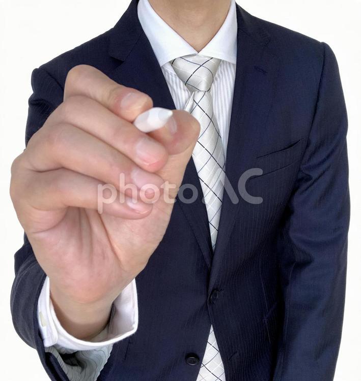 ペンでタッチするビジネスマン（切り抜きPSD） ビジネスマン,サラリーマン,会社員の写真素材