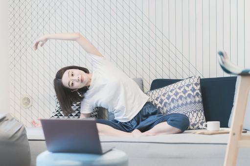 參加在線瑜伽課程的女性 參加在線瑜伽課程的女性