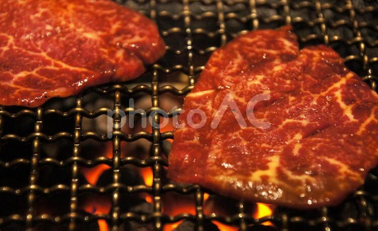焼肉屋の網で焼いている牛肉 肉,牛肉,焼肉の写真素材
