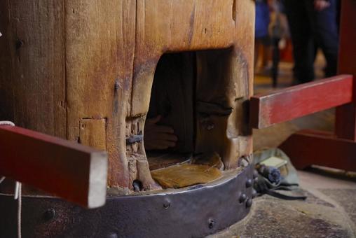 奈良県東大寺大仏殿の名物、柱の穴くぐり 奈良県東大寺大仏殿の名物、柱の穴くぐり 柱くぐり,柱の穴,東大寺の写真素材