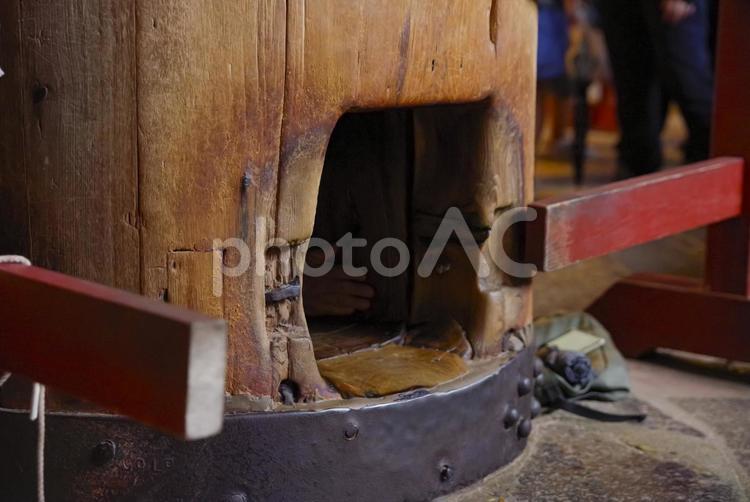 奈良県東大寺大仏殿の名物、柱の穴くぐり 柱くぐり,柱の穴,東大寺の写真素材