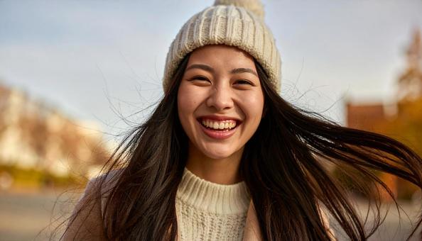 ニット帽をかぶる女性 冬 ニット帽をかぶる女性 冬の写真