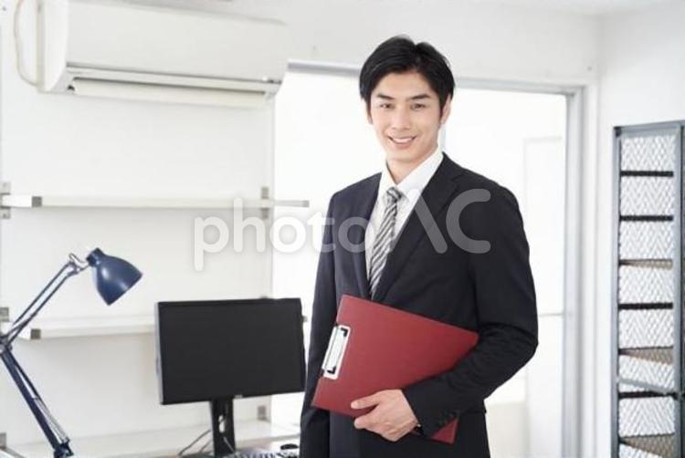 家の案内をする日本人男性不動産営業職 不動産,営業職,男性の写真素材