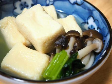 高野豆腐とシメジの煮物 高野豆腐とシメジの煮物の写真