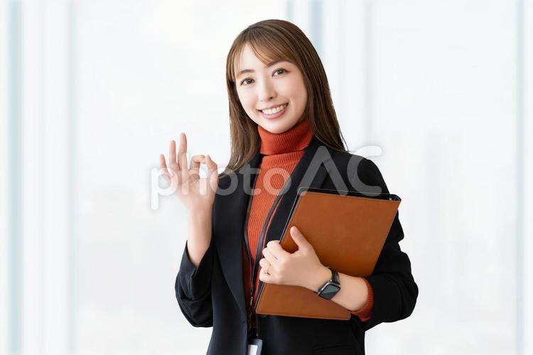 OKポーズをする笑顔のビジネスウーマン 女性,ok,笑顔の写真素材