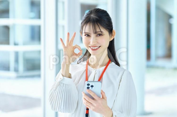 スマホ　オフィス　女性　ビジネス　OK ビジネスウーマン,スマホ,スマートフォンの写真素材