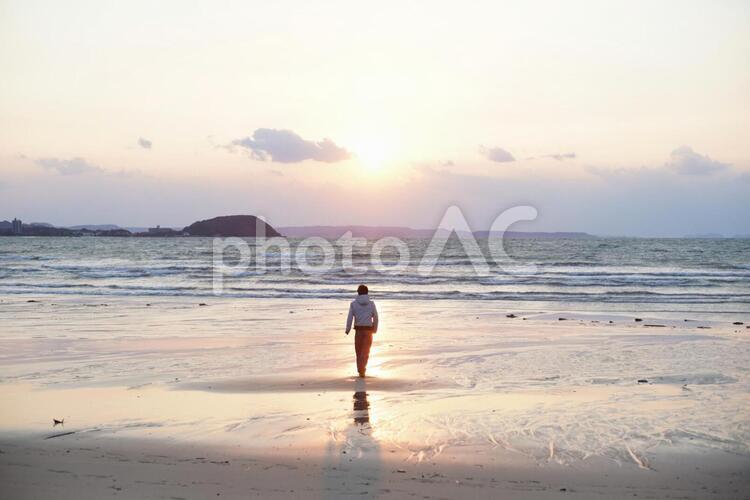 夕日と夕日に向かう人 海,夕日,シルエットの写真素材