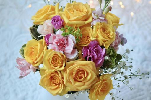 イエローローズのキラキララウンドブーケ　 黄色,バラ,花の写真素材