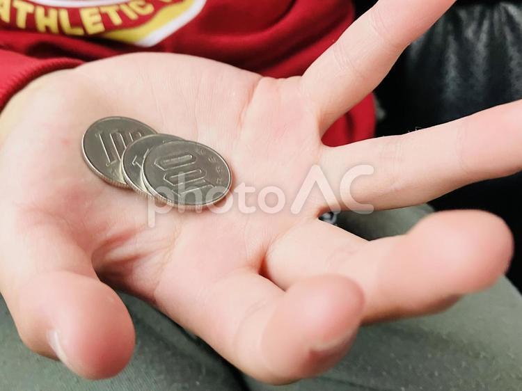 子どもの手のひらの上のお金100円玉沢山 おこづかい,お金,子どもの写真素材