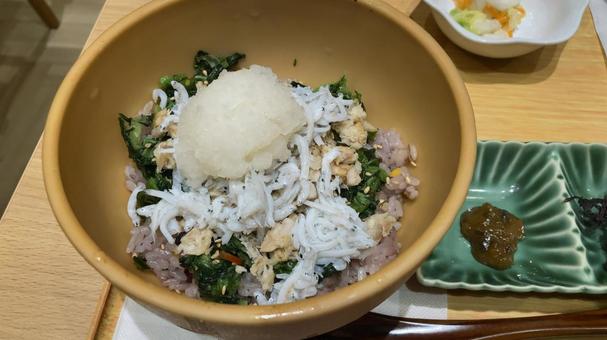 さばしらすと大根おろし丼、雑穀 さばしらすと大根おろし丼、雑穀 雑穀米,丼,しらすの写真素材