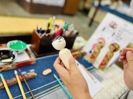 こけしを絵付けする人 こけしを絵付けする人 鳴子温泉,こけし,こけし絵付の写真素材