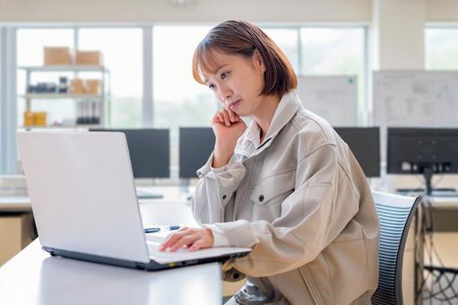 悩む作業着女性 仕事,オフィス,女性の写真素材
