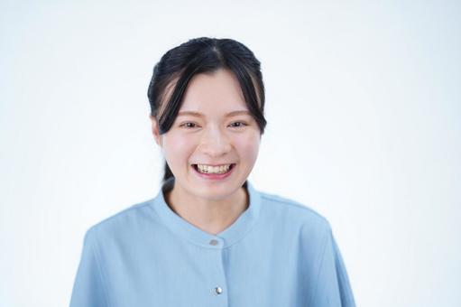 女性が正面を向いて微笑むの写真