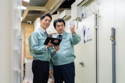 倉庫で働く男性作業員 倉庫で働く男性作業員 倉庫,会議,工場の写真素材