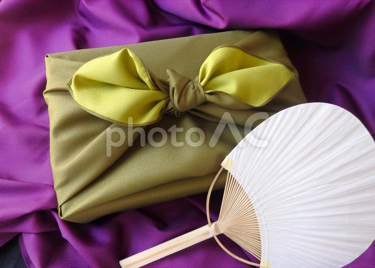 うちわと包みに込めた、夏の情緒 うちわ,風呂敷,包みの写真素材