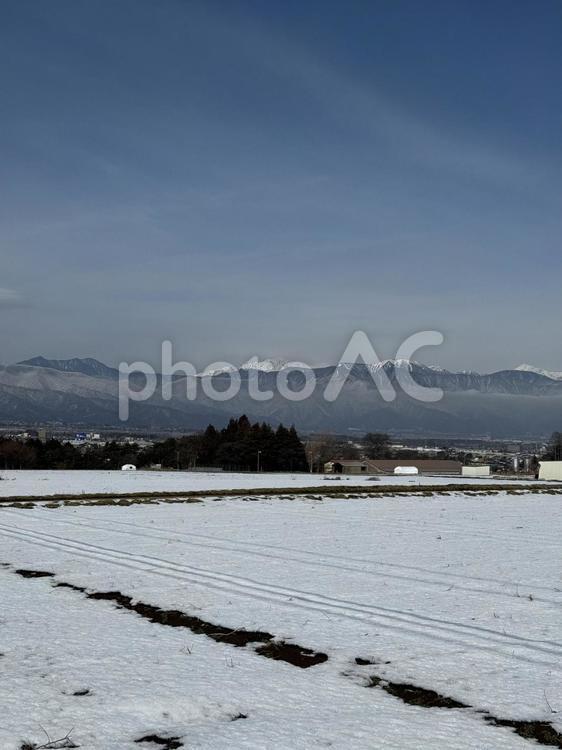 冬の畑と穂高連峰 畑,自然,景色の写真素材