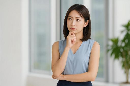 考えごとしている若い女性ビジネスウーマン 考えごとしている若い女性ビジネスウーマンの写真