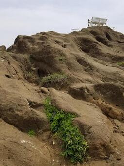 岩の上のベンチの写真