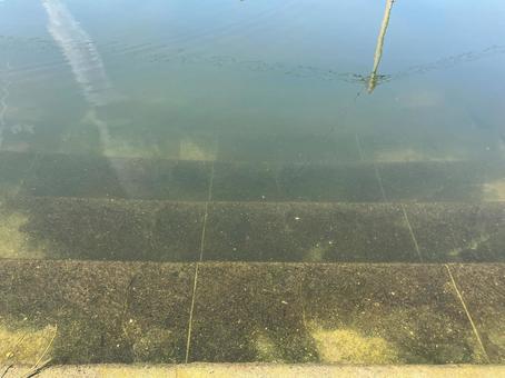 川の中に続く階段 川岸,護岸,山水の写真素材