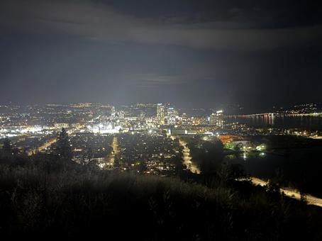 ケロウナの夜景 山,カナダ,ケロウナの写真素材