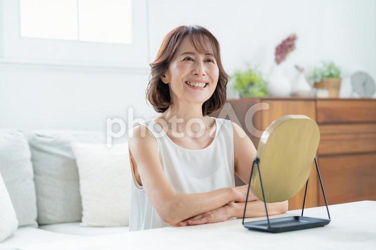 シニア日本人女性のビューティシーン ビューティ,ライフスタイル,シニアの写真素材