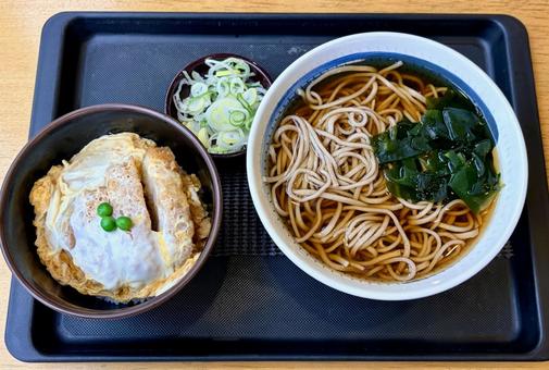温かい蕎麦と小カツ丼のセット そば,ランチ,カツ丼の写真素材