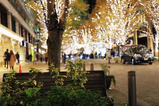 夜のベンチとイルミネーション 夜のベンチとイルミネーション ベンチ,テーブルコーディネート,暖色の写真素材