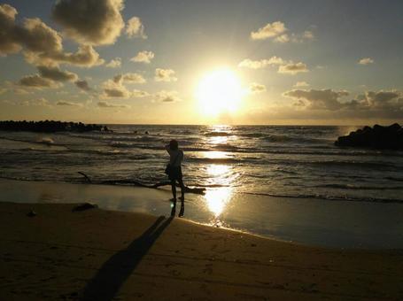 日本海に沈む夕日 太陽,海岸,砂浜の写真素材