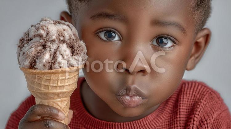 アイスクリームを持つ子供 子ども,幼児,アイスクリームの写真素材