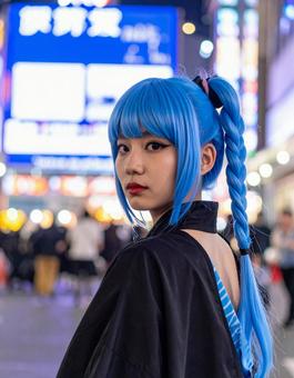 電気街で振り向く、憂鬱な青のコスプレ彼女の写真