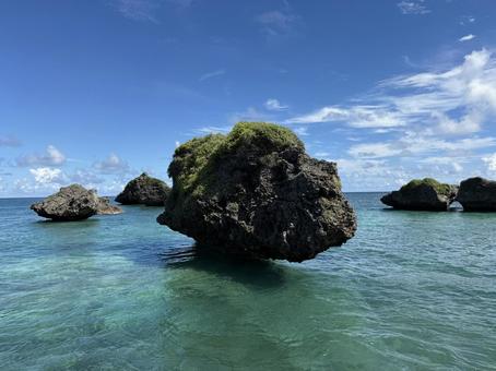 大神島の海岸② 海,ノッチ,岩の写真素材
