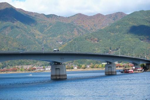 河口湖大橋と山なみ 河口湖大橋,日本,山の写真素材