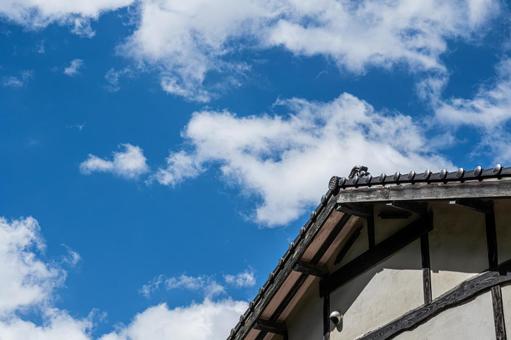 日本家屋の屋根と青空 日本家屋の屋根と青空 瓦屋根,日本家屋,木造建築の写真素材