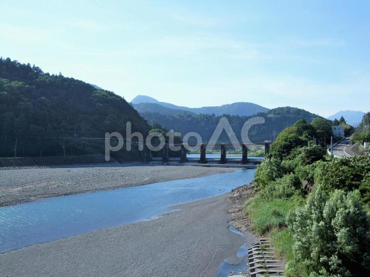 つり橋の上から見える風景 つり橋,橋,川の写真素材