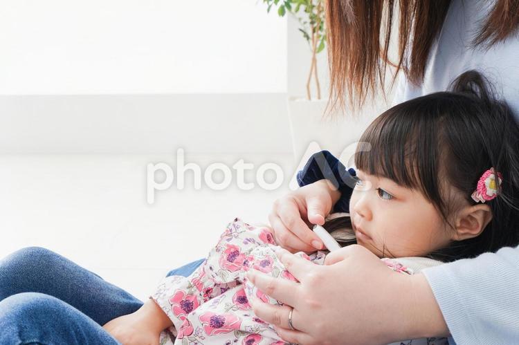 熱を測る子どもとお母さん 体温計,測る,せきの写真素材