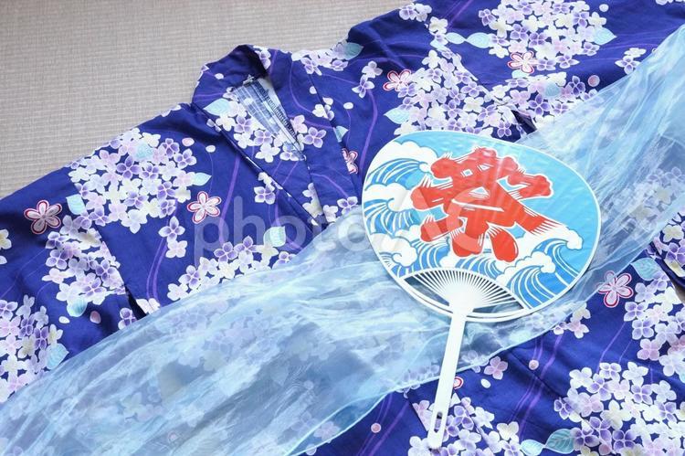 夏祭りのイメージ　紫陽花柄の浴衣とうちわ 浴衣,夏祭り,ゆかたの写真素材