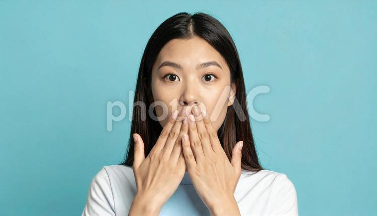 口臭ケアイメージ　口元を両手でおおう女性 口,悪臭,日本人の写真素材
