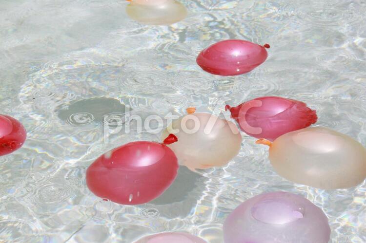水に浮かぶ水風船 水風船,水,プールの写真素材