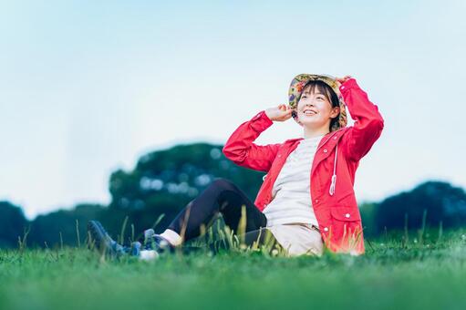 草原でリラックスした表情の女性  女性,笑顔,充実の写真素材