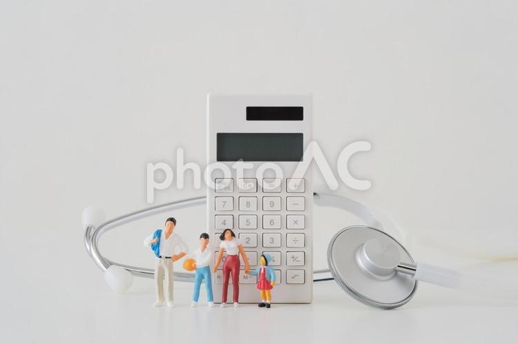 医療費イメージ 人形,電卓,計算機の写真素材