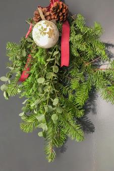 壁に掛けられたクリスマススワッグ 壁に掛けられたクリスマススワッグ クリスマス,オーナメント,スワッグの写真素材