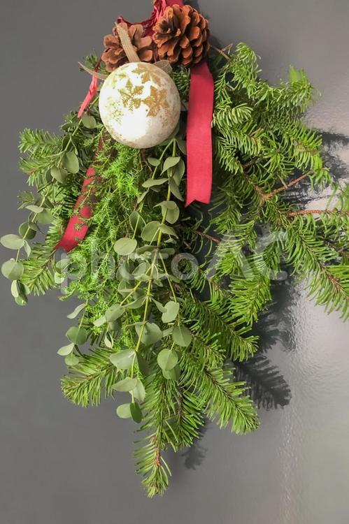 壁に掛けられたクリスマススワッグ クリスマス,オーナメント,スワッグの写真素材