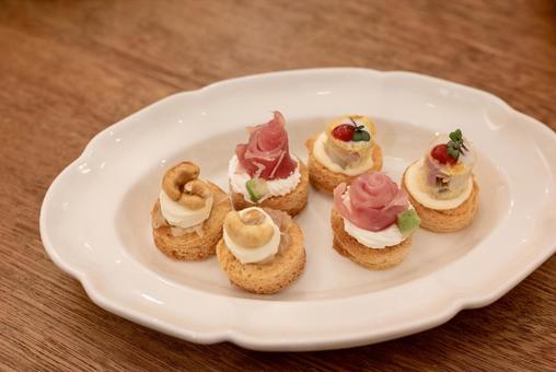クリスマス気分を彩る華やかなピンチョス クリスマス気分を彩る華やかなピンチョス ピンチョス,カフェ,食事の写真素材