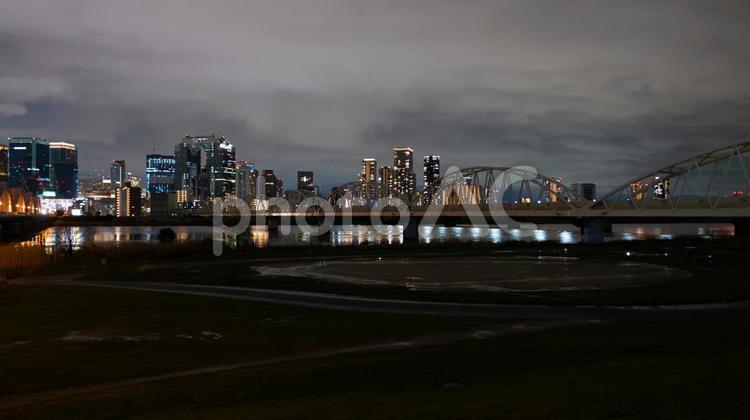 曇り空に包まれた都市の静けさ 曇り空,都会,都市の写真素材