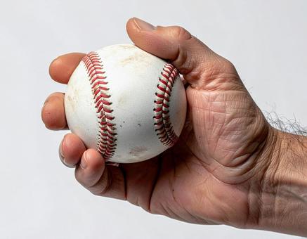 野球ボールを鷲掴み 野球ボールを鷲掴みの写真