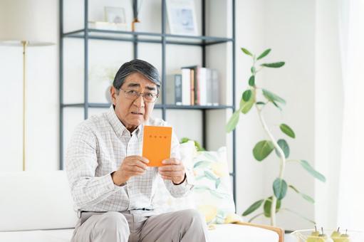 年金で悩むシニアの男性 年金で悩むシニアの男性 悩む,年金,シニアの写真素材