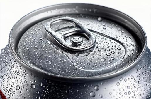 水滴のついた冷たい銀色のソーダ缶 水滴のついた冷たい銀色のソーダ缶の写真