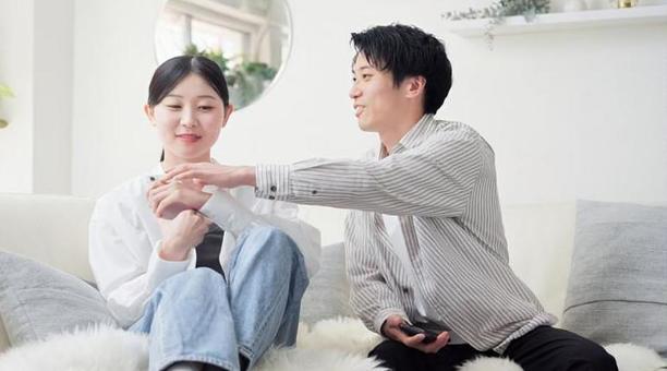 スマホが原因で口論をするアジア人カップル スマホが原因で口論をするアジア人カップル 女性,男性,喧嘩の写真素材